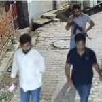 आधी रात कॉलोनी में AK-47 लेकर घूम रहे युवक, टॉर्च से घरों में झांकते दिखे; असलियत सामने आई