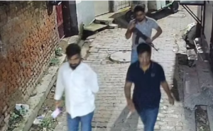 आधी रात कॉलोनी में AK-47 लेकर घूम रहे&hellip;
