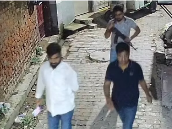आधी रात कॉलोनी में AK-47 लेकर घूम रहे…