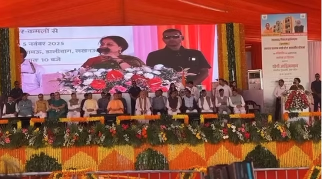 मुख्यमंत्री योगी आदित्यनाथ ने लाभार्थियों को सौंपीं अपने घर की चाबियां, खुशी से झूम उठे आवंटी