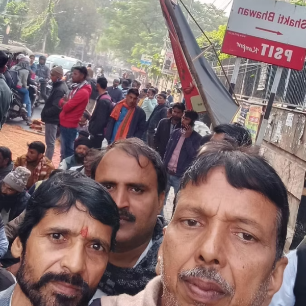 संविदा बिजली कर्मियों का शक्ति भवन पर प्रदर्शन