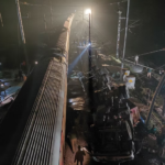 रेलिंग तोड़कर रेलवे ट्रैक पर गिरा मौरंग लदा डंपर, गरीब रथ एक्सप्रेस बाल-बाल बची; ओएचई लाइन टूटने से रेलमार्ग ठप