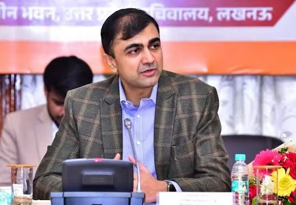 लखनऊ: निलंबित IAS अभिषेक प्रकाश SIT की जांच…