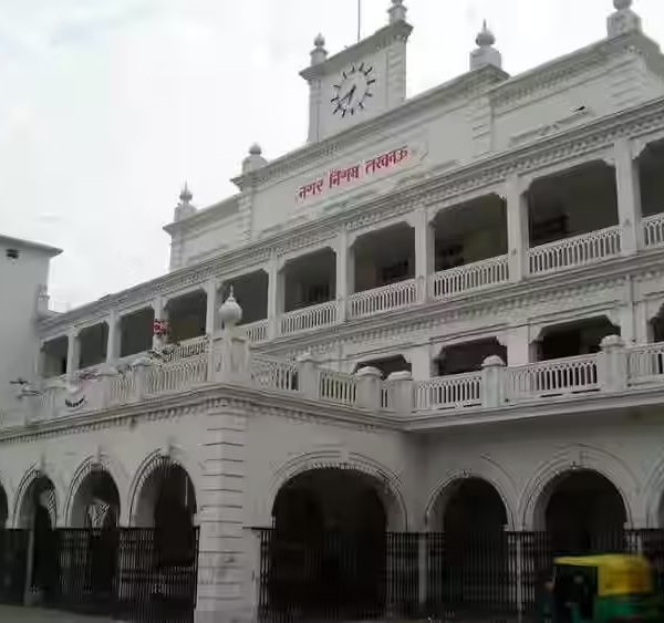 लखनऊ में गृहकर बकाया पर कार्रवाई: तीन सरकारी दफ्तर सील, करोड़ों रुपये का टैक्स बकाया