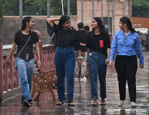 प्रदेश के 14 जिलों में भारी बारिश का अलर्ट, राजधानी लखनऊ एक घंटे की बारिश में लबालब; बिजली आपूर्ति पर संकट