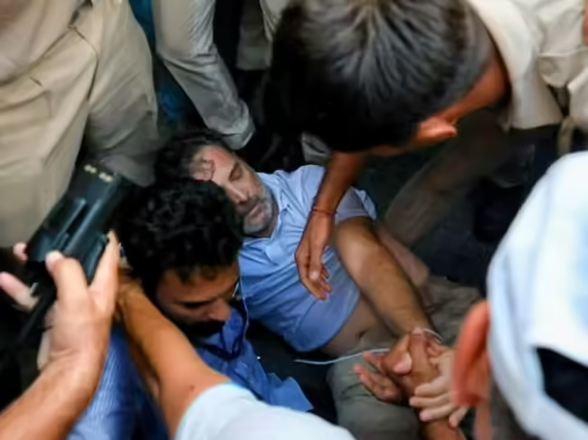 राहुल गांधी, प्रियंका गांधी और अखिलेश यादव को पुलिस ने लिया हिरासत में