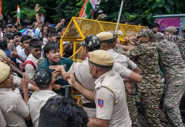 जंतर-मंतर के पास पथराव में घायल हुए ACP विवेक भगत, कान से खून और सिर में सूजन; RML में हुआ उपचार