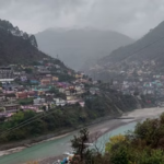 उत्तराखंड में बारिश बनी आफत: ऑरेंज अलर्ट जारी, नदियां उफान पर, चार जिलों में स्कूल बंद, अब तक तीन की मौत