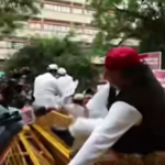 अखिलेश यादव कूदे बैरिकेड, INDIA ब्लॉक का चुनाव आयोग तक मार्च