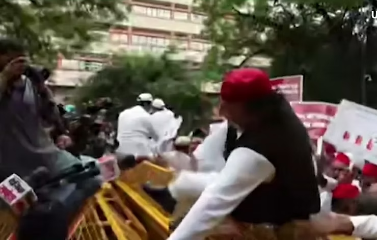 अखिलेश यादव कूदे बैरिकेड, INDIA ब्लॉक का चुनाव आयोग तक मार्च