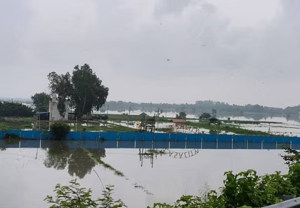 इटौंजा में बाढ़ का संकट: गांव घिरे, फसलें&hellip;