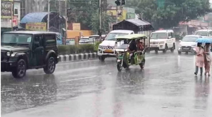 देहरादून-नैनीताल समेत कई जिलों में बारिश का येलो अलर्ट, 233 सड़कें बाधित
