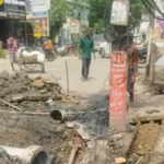 नगर निगम के ठेकेदार की लापरवाही से 500 घरों में छाया अंधेरा