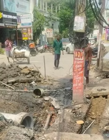 नगर निगम के ठेकेदार की लापरवाही से 500 घरों में छाया अंधेरा