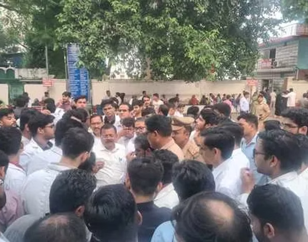 केजीएमयू ट्रॉमा सेंटर विवाद: नर्स से मारपीट के…