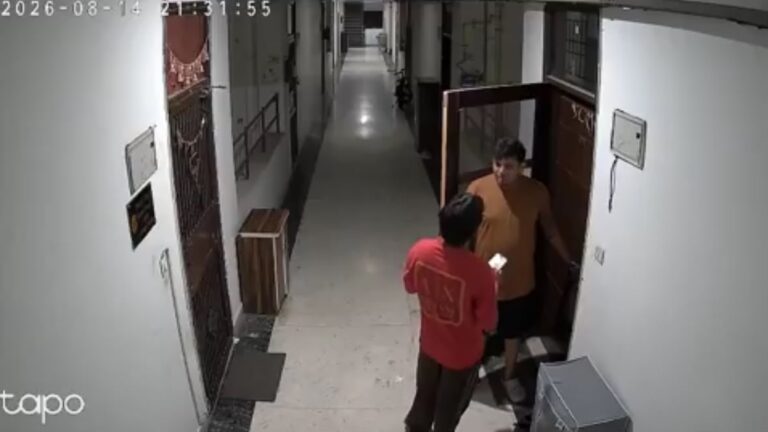 मेरठ की सोसाइटी में डिलीवरी बॉय से मारपीट का आरोप, CCTV में कैद हुई घटना