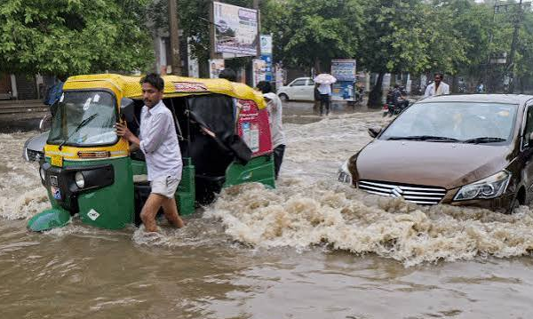उत्तराखंड में बारिश का कहर: 6 नदियां उफान…