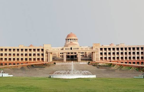 केवल संदिग्ध रकम पर ही रोक, पूरे बैंक खाते को फ्रीज करना उचित नहीं: लखनऊ पीठ