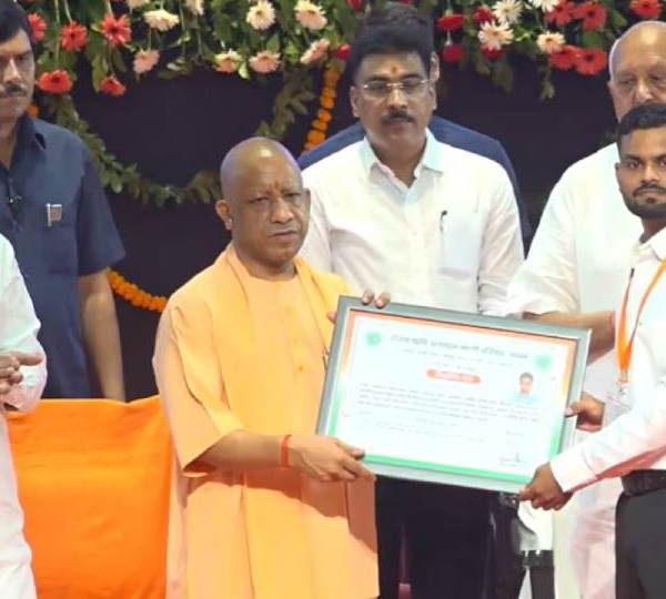 यूपी में 3572 युवाओं को नियुक्ति पत्र, 6…