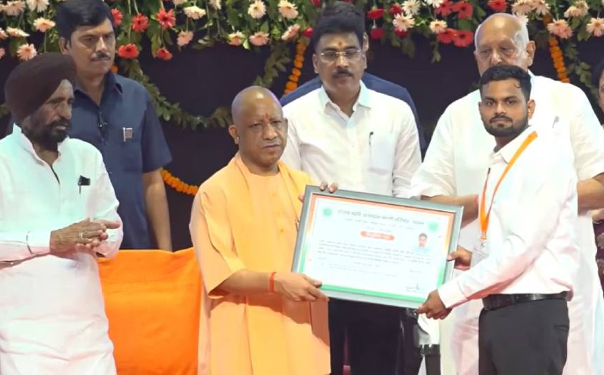 यूपी में 3572 युवाओं को नियुक्ति पत्र, 6 महीने में 1 लाख और नौकरियां