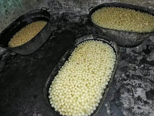 रक्षाबंधन से पहले मिठाई फैक्ट्री पर छापा, कीड़ों वाला खोया और गंदे टीनों में मिले रसगुल्ले