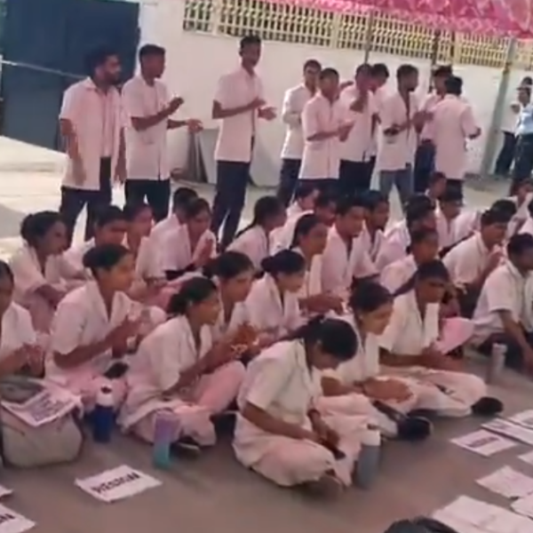 KGMU में नर्सिंग छात्रों का धरना दूसरे दिन भी जारी