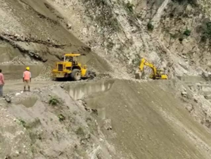 रुद्रप्रयाग में सिरोबगड़ के पास बद्रीनाथ हाईवे पर&hellip;