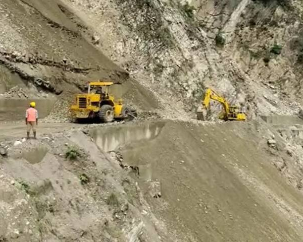 रुद्रप्रयाग में सिरोबगड़ के पास बद्रीनाथ हाईवे पर गिर रहा मलबा-पत्थर