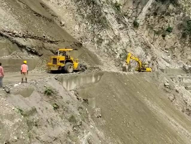 रुद्रप्रयाग में सिरोबगड़ के पास बद्रीनाथ हाईवे पर&hellip;