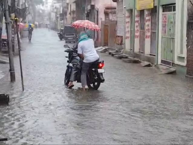 लखनऊ में बारिश के बीच जर्जर मकान भरभराकर&hellip;