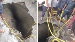लखनऊ में धंसी सड़क, 12 फीट गहरे गड्ढे&hellip;