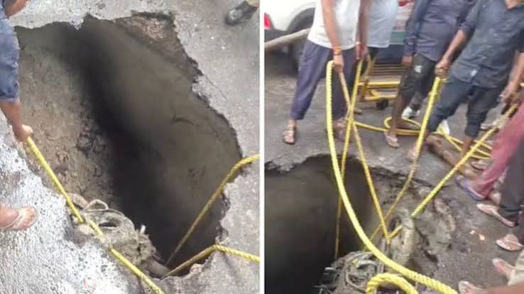 लखनऊ में धंसी सड़क, 12 फीट गहरे गड्ढे में गिरा युवक