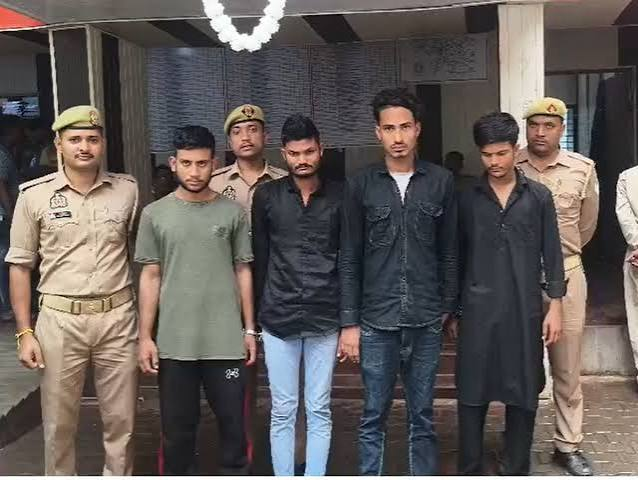 ललितपुर में एंबुलेंस से चोरी हुईं 14 बकरियां, चार गिरफ्तार