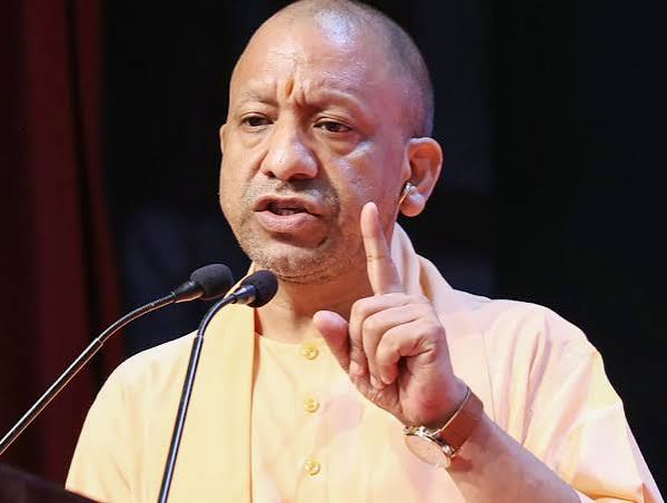 CM योगी का युवाओं को संदेश, सोशल मीडिया से थोड़ा दूर होकर किताबों से जुड़ें