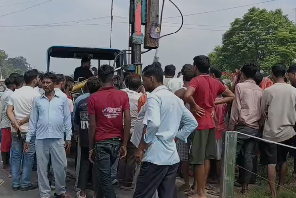 सीतापुर हाईवे पर ग्रामीणों का विरोध, रेलिंग लगाने…