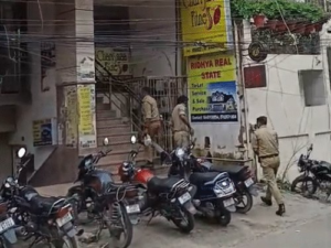 लखनऊ के रिद्धिया प्लाजा में सुबह से पुलिस&hellip;