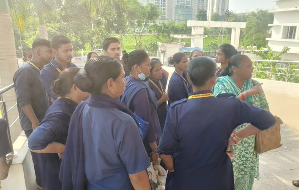 लोहिया संस्थान में सफाई कर्मियों की हड़ताल, दो साथियों की पिटाई का आरोप