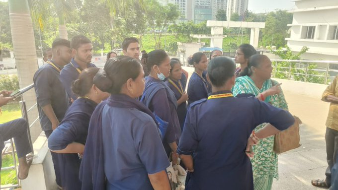 लोहिया संस्थान में सफाई कर्मियों की हड़ताल, दो साथियों की पिटाई का आरोप