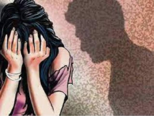 अमेठी में नाबालिग से दुष्कर्म का आरोप, तमंचे&hellip;