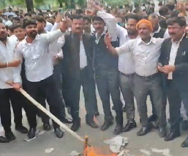 लखनऊ में CEC के खिलाफ वकीलों का प्रदर्शन,&hellip;