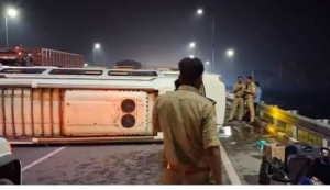हापुड़ में ट्रैवलर बस पलटी, 7 श्रद्धालु घायल