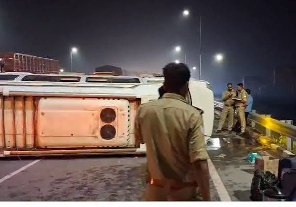 हापुड़ में ट्रैवलर बस पलटी, 7 श्रद्धालु घायल